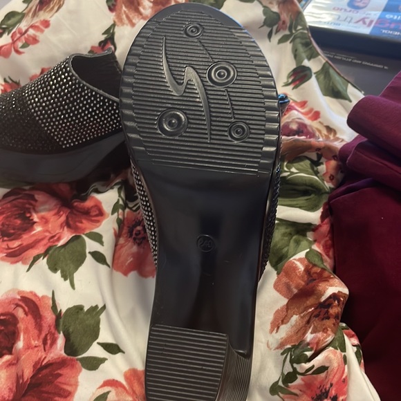 2 in clunky heel sandal - Picture 3 of 3